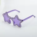 Nahaufnahme der lila Stern-Sonnenbrille mit funkelnden Strasssteinen für Party-Mode-Accessoires. - Violette große Strasssteine