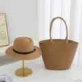 Vista detallada del bolso de paja tejido de verano y el sombrero de playa elegante. - Juego (Sombrero + Bolso) / Caqui
