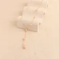 Dettaglio di una collana a laccio con perle rosa d'acqua dolce e catena dorata fine - Naturale / Oro con Perla d'Acqua Dolce Rosa