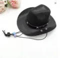 Detail van een zwarte vilten cowboyhoed voor huisdieren met sterren en gekleurde kralen. - S / Elastisch Koord Stijl / Zwart