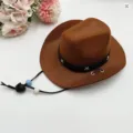 Gedetailleerde weergave van een bruine vilten miniatuur cowboyhoed voor huisdieren - S / Elastisch Koord Stijl / Donker Koffie