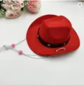 Detail van een rode cowboyhoed voor huisdieren met sterrenband en roze verstelbare kralen. - S / Elastisch Koord Stijl / Rood