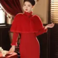 Vista detallada del vestido con capa de piel sintética roja estilo cheongsam, elegante y cálido. - Rojo