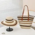Vista detallada de un elegante bolso de playa de paja a rayas y un sombrero a juego. - Solo Sombrero / A Rayas Beige Café - Beige
