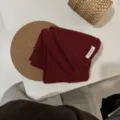Gemütlicher dunkelroter Strick Dreieckschal Tuch mit Rippenmuster und schickem Winter Accessoire. - Burgunderrot
