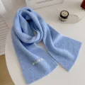 Vista dettagliata della sciarpa in maglia azzurra invernale, morbida e calda trama a coste. - Blu Sale Marino