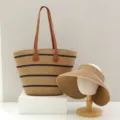 Bolso tote de paja y sombrero de sol de ala ancha, conjunto elegante para viaje de verano. - Solo Sombrero / Negro A Rayas Parte Superior Abierta - Caqui