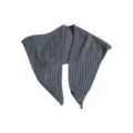 Bufanda chal triangular de punto gris, accesorio de moda de invierno de canalé acogedor. - Gris