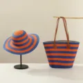 Vista detallada del bolso tote de paja a rayas de colores y sombrero de sol de estilo playero. - Rayas naranjas y azules (gorro y bolso)