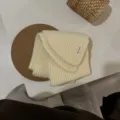 Beige Strick Dreiecktuch, Rippenmuster und schickes Design. Perfektes Winter Modeaccessoire. - Gebrochenes Weiß
