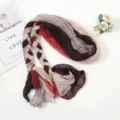 Pañuelo bufanda trenzada multicolor para mujer, elegante accesorio de estilo boho detalle. - Degradado gris caqui y burdeos