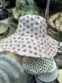 Nahaufnahme des rosa Bucket Hats mit blauem Herzchen-Muster und breiter Krempe im Detail. - Herz Rosa