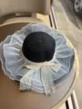 Eleganter schwarz-weißer Strohhut mit breiter Krempe und zarter weißer Mesh-Spitze. - Schwarz