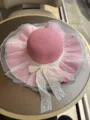 Detailaufnahme eines rosafarbenen Strohhuts mit weißem Netz und hübscher Schleife Damen. - Rosa