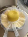 Gelber Stroh-Sonnenhut mit weißer Spitze und Netzkante, ideal für Strand und Sommerausflüge. - Gelb