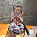 Leuke luipaardprint hart pluche sleutelhanger, pluizige tas hanger en auto accessoire - Individuele Verpakking / Grijs