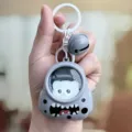 Schattige ruimte capsule kat sleutelhanger met bel, grijze rugzak hanger creatief cadeau. - Grijs-Kat