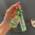 Leuke groene vloeibare fles sleutelhanger met bel en geluksband, creatieve tassenhanger. - Cola Fles - Groen