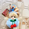 Schattige slapende prinses pluche pompon sleutelhanger met kersen hanger accessoire - Individuele Verpakking / Blauw