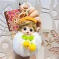 Schattige pluche poppen sleutelhanger met donzige witte bal en stijlvolle oranje hoed. - Individuele Verpakking / Wit