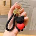 Leuke handgemaakte gehaakte beren sleutelhanger met rood hart en gouden metalen accessoires. - Zwart