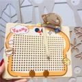 Schattige toast magnetisch tekenbord sleutelhanger met 384 kraaltjes draagbaar speelgoed. - Individuele Verpakking / Snack Squad magnetisch bord met 384 kralen - Geel