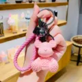Leuke roze geweven zittende berensleutelhanger, prachtig accessoire voor tas en auto. - Gekruiste Beer / Roze