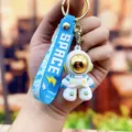 Cartoon astronaut sleutelhanger met blauwe band en metalen ring voor tas en auto. - Stoere astronaut - groen