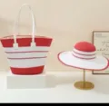 Detailansicht des rot-weiß gestreiften Strohhutes und der passenden Strandtasche für den Urlaub. - Strohgut und Handtasche Set / Wassermelonenrot