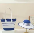 Detailansicht von blau-weißen Stroh-Strandhut und passender Tasche mit feiner Flechtung. - Strohgut und Handtasche Set / Blau