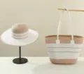 Detailansicht des stilvollen Strohhuts und Taschen-Sets mit elegantem, gestreiftem Design. - Strohgut und Handtasche Set / Rosa