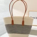 Λεπτομέρεια από καλοκαιρινή ψάθινη τσάντα tote με καφέ δερμάτινες λαβές και κομψές ρίγες. - Ρίγες σε μπεζ και μαύρο
