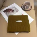 Confortevole sciarpa in maglia verde oliva da donna, morbido scaldacollo invernale termico. - Sciarpa verde scuro con motivo a lingotto