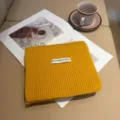Accogliente sciarpa in maglia gialla da donna, scaldacollo invernale caldo con etichetta. - Motivo a lingotto giallo