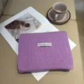 Dettaglio sciarpa in maglia viola, collo in lana morbida e accogliente, accessorio invernale caldo - Motivo a lingotto viola