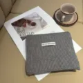 Comoda sciarpa in maglia grigia da donna, scaldacollo invernale morbido ed elegante. - Motivo a lingotto grigio chiaro