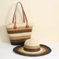 Vista detallada del elegante sombrero de sol de paja a rayas y el bolso a juego. - Café y beige (gorro y bolso)
