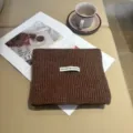 Accogliente sciarpa in maglia marrone da donna, scaldacollo invernale caldo e accessorio college. - Sciarpa mocha con motivo a lingotto