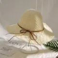 Chapeau de paille d'été, chapeau de plage beige à large bord avec nœud en cuir marron. - M (56-58cm) / Blanc Lait