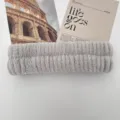 Suave diadema de felpa gris para el lavado de cara y la rutina de belleza diaria - Diadema Única / Gris