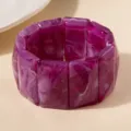 Vue rapprochée du bracelet en acrylique marbré violet montrant sa texture unique - Violet