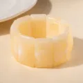 Gros plan sur un bracelet large en acrylique marbré jaune et blanc - Beige