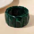 Vue détaillée d'un bracelet élastique en acrylique vert foncé avec texture marbrée - Vert Foncé