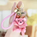 Roze geweven hars teddybeer sleutelhanger met gouden bel en polsband, schattige tasbedel cadeau. - Zittende harsbeer met vlinderdas - Roze