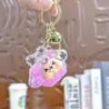 Leuke acryl drijfzand sleutelhanger met roze schaap figuur en metalen ring voor tas. - Individuele Verpakking / Little Kiki - Tweekleurige bubbelparels roze