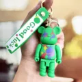 Schattige groene berensleutelhanger, stijlvolle cartoon pop auto tas hanger accessoire. - Donkergroen