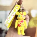 Leuke gele beren sleutelhanger en tas hanger met metalen ring en riem voor dagelijks gebruik stijl. - Lichtgeel