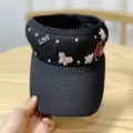 Sombrero de visera de punto negro con pedrería, letras de amor y apliques de labios. - Ajustable de 54-60 cm / Negro