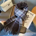 Écharpe longue à carreaux bleu brume avec franges, accessoire d'hiver chaud et élégant. - Bleu Brume