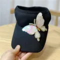 Primo piano del cappello da sole nero in maglia con farfalla di paillettes scintillanti. - Regolabile da 54-60 cm / Motivo Farfalla Nero